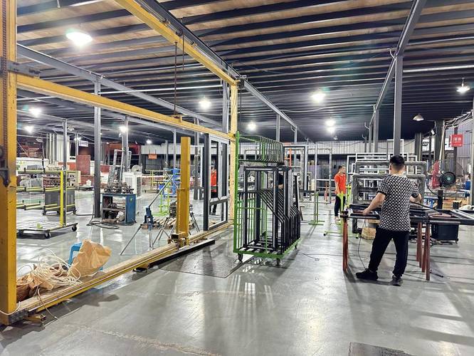 意家门窗拥有多条专业数控加工生产线,40 + 品类产品,从铝合金胁哪